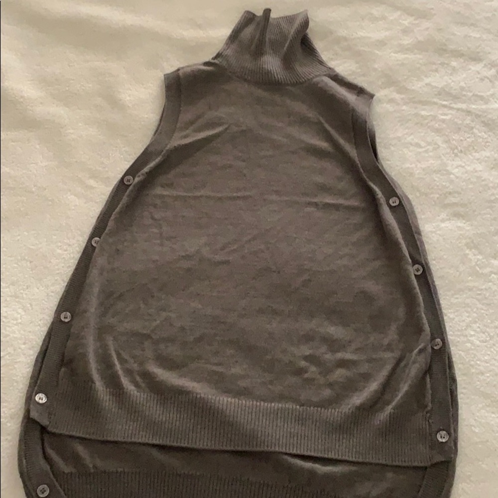 GUC The Limited Small sleeveless sweater.